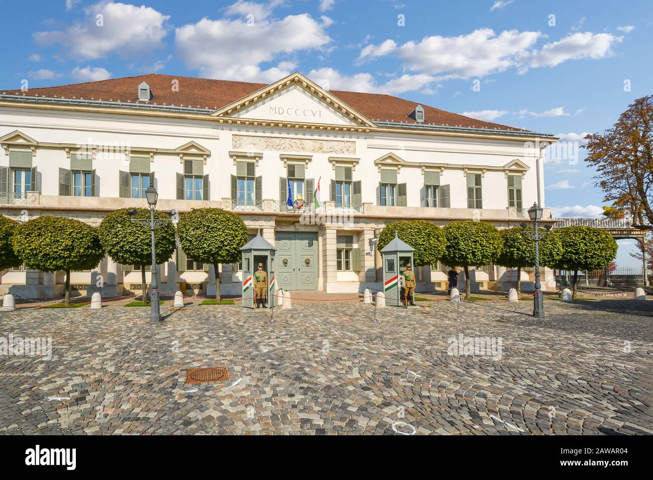 Uniformierte Soldaten bewachen die südöstliche Fassade des Sandor-Palastes in Budapest Ungarn, der offiziellen Residenz des ungarischen präsidenten. Stockfoto
