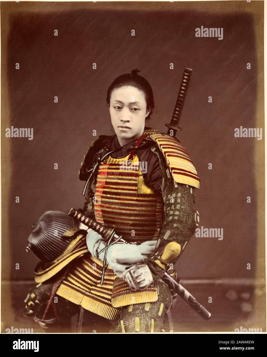 1870 Ca, Japan: Schauspieler, der mit SAMURAI-RÜSTUNG bekleidet war, im japanischen meist Bushi oder Buke genannt, waren der Militäradel des mittelalterlichen und frühen Stockfoto