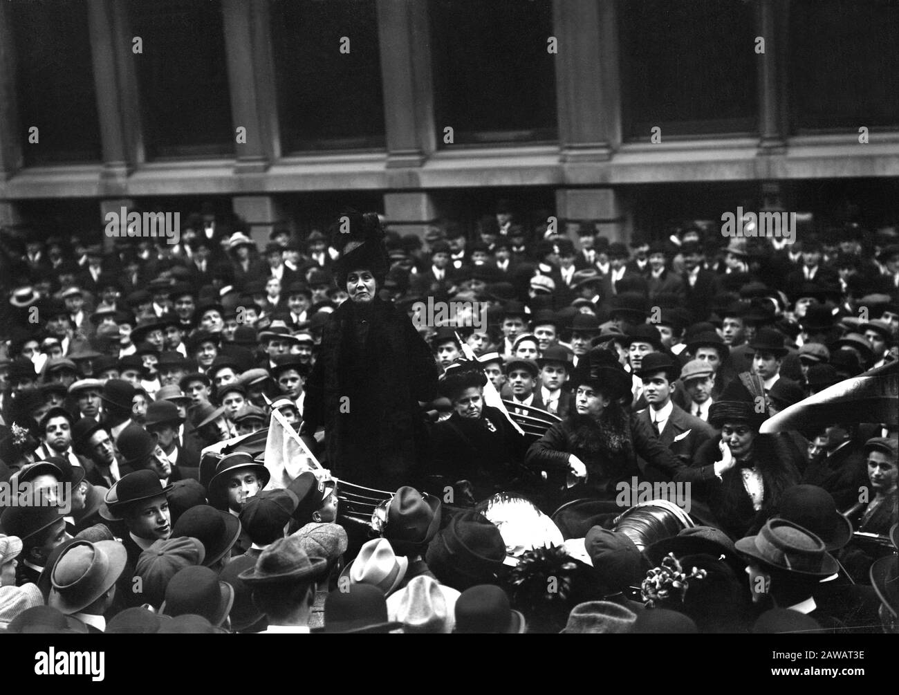 1911 , 27. november, NEW YORK, USA: Die soziale Aktivistin und führende Persönlichkeit der frühen Frauenbewegung Emmeline Pankhurst (* 1858 in Wall; † 1928) Stockfoto