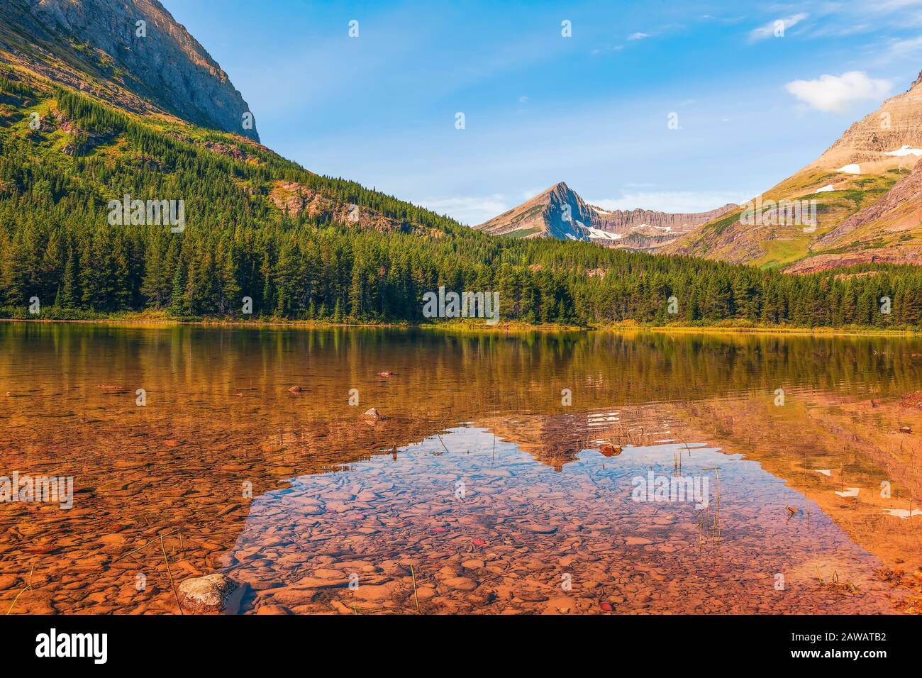 Blick auf den Fishercap Lake und die umliegenden Berge im Herbst. Glacier National Park. Montana Stockfoto