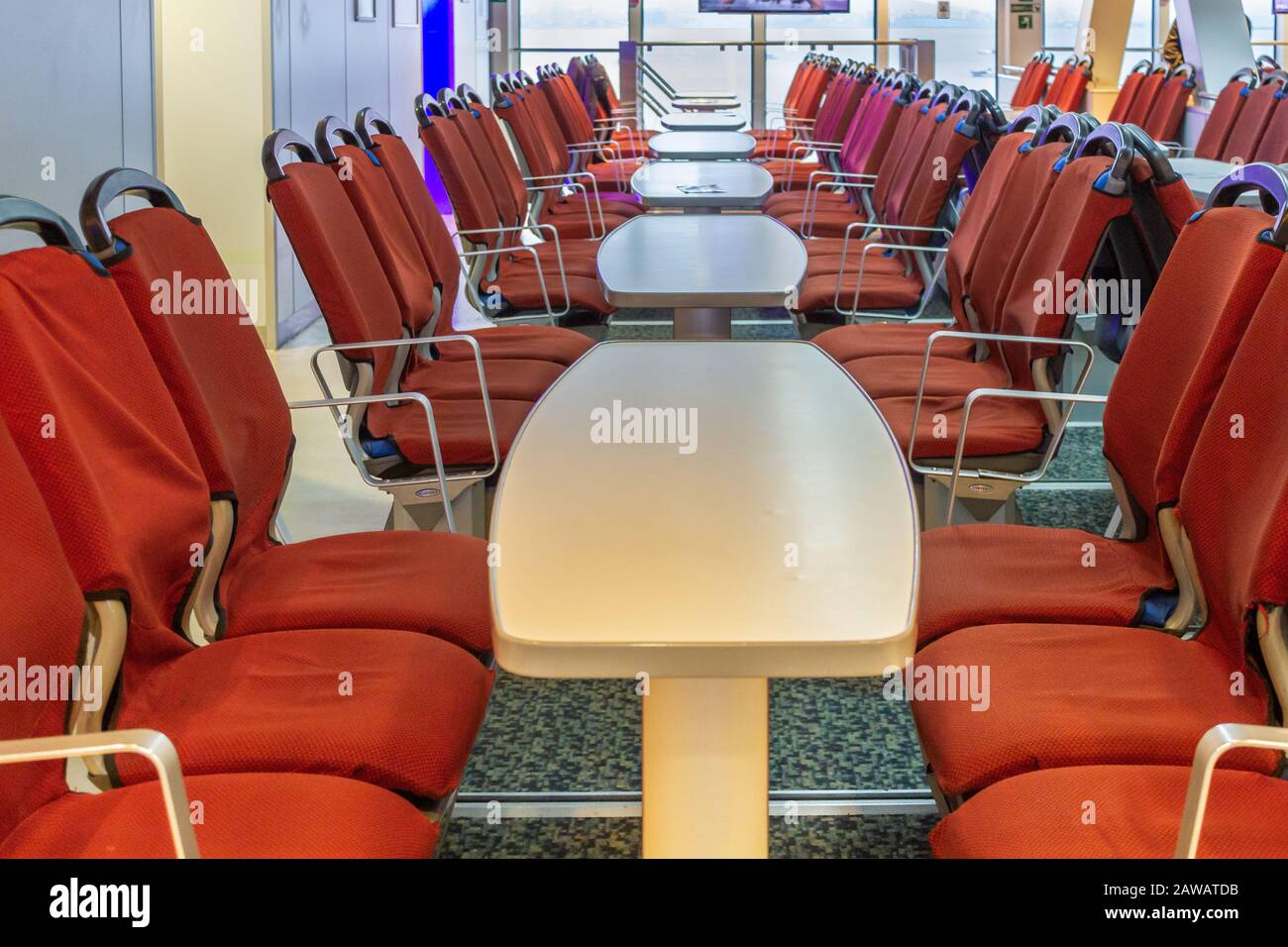 Freie Plätze in der Passagierlounge der Fähre. Seereisen und Transport Stockfoto