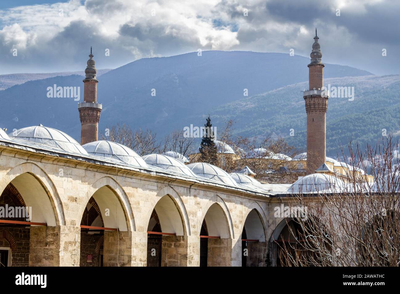 Bursa historische alte Minarette 'Ulu Mosque' 'Pirinc Caravanserai' inn und Blick auf den Berg Uludag Stockfoto