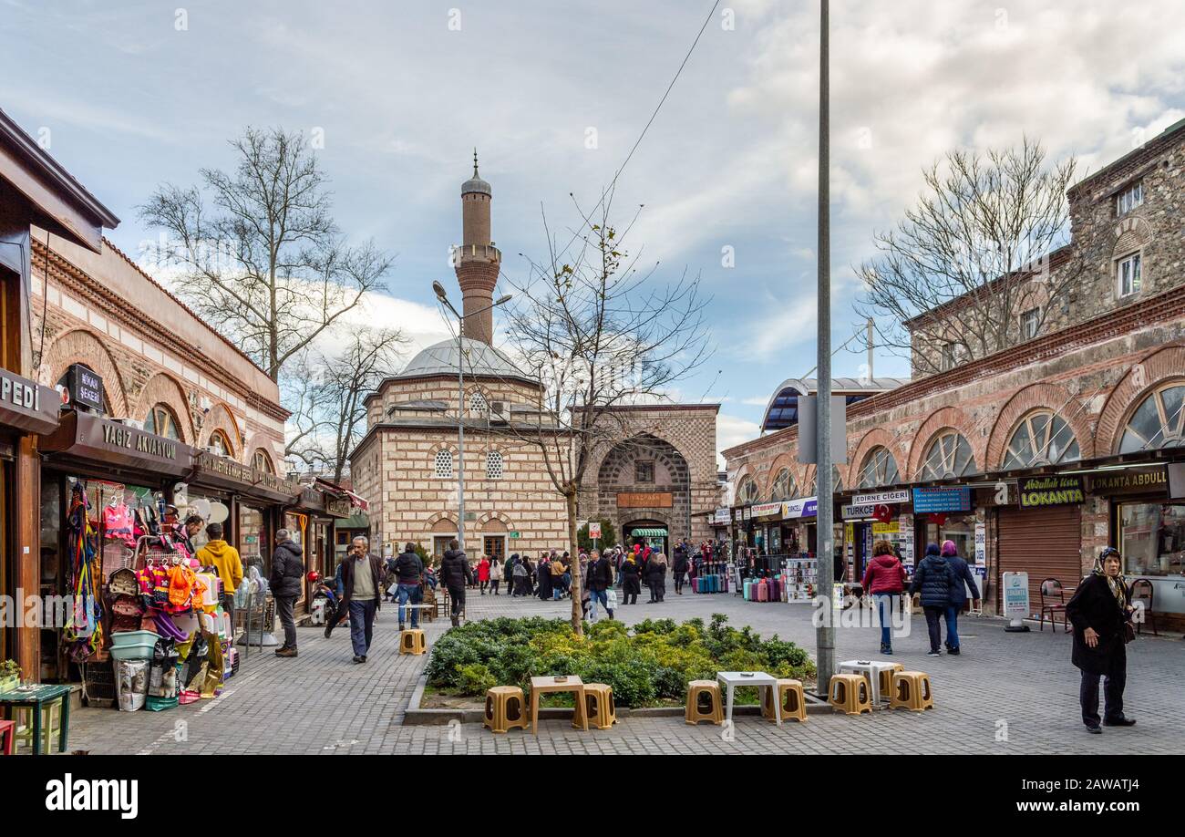 Bursa/Türkei - 29. Januar 2020: Großbasar-Gebiet und "Ivazpasa-Moschee" im Stadtzentrum von Bursa Stockfoto