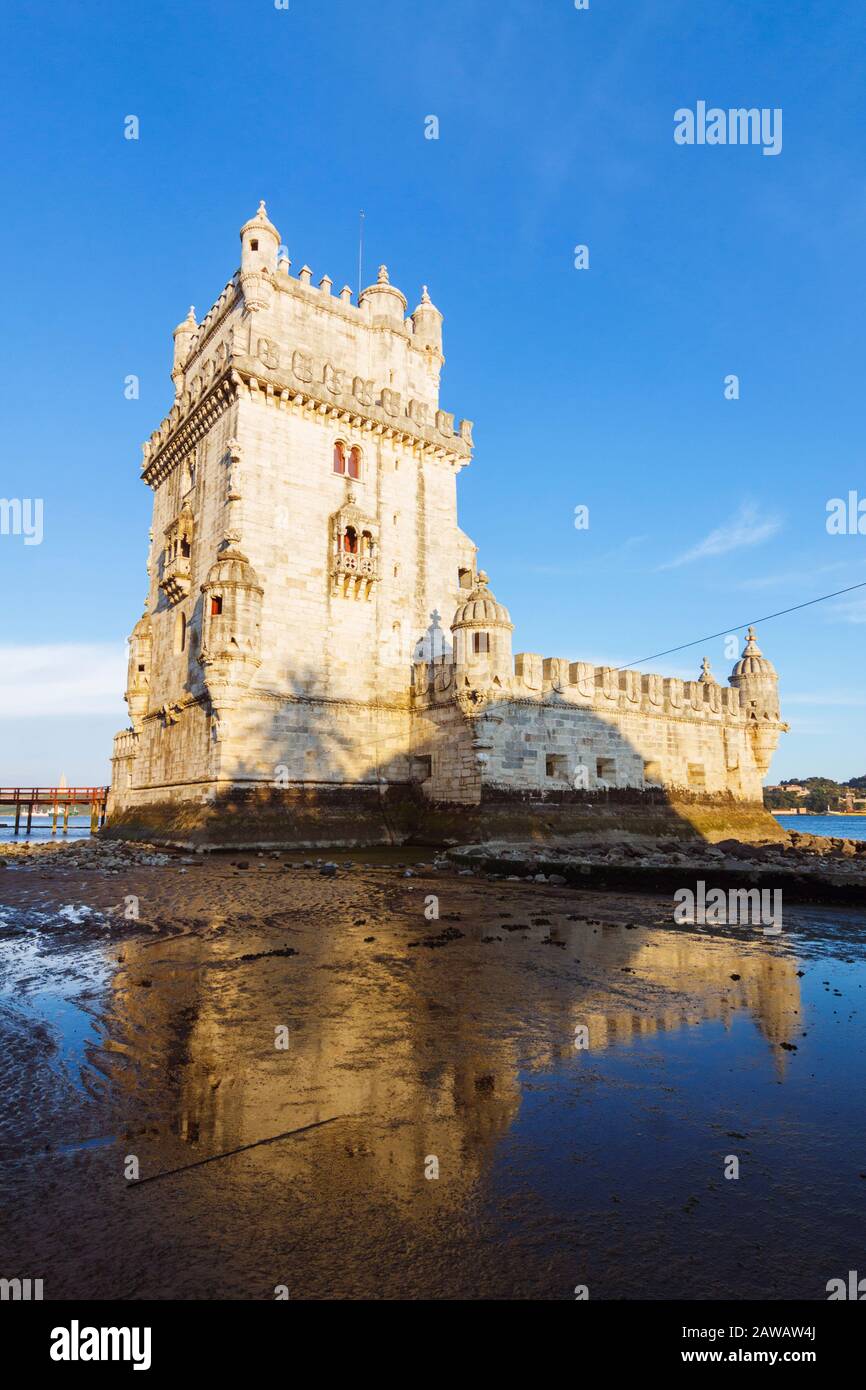 Lissabon, Portugal: Turm von Belém spiegelt sich auf der Pfütze. Die UNESCO-Gebäude wurde im Jahr 1515 von Francisco de Arruda entworfen, der Stadt harb zu verteidigen. Stockfoto