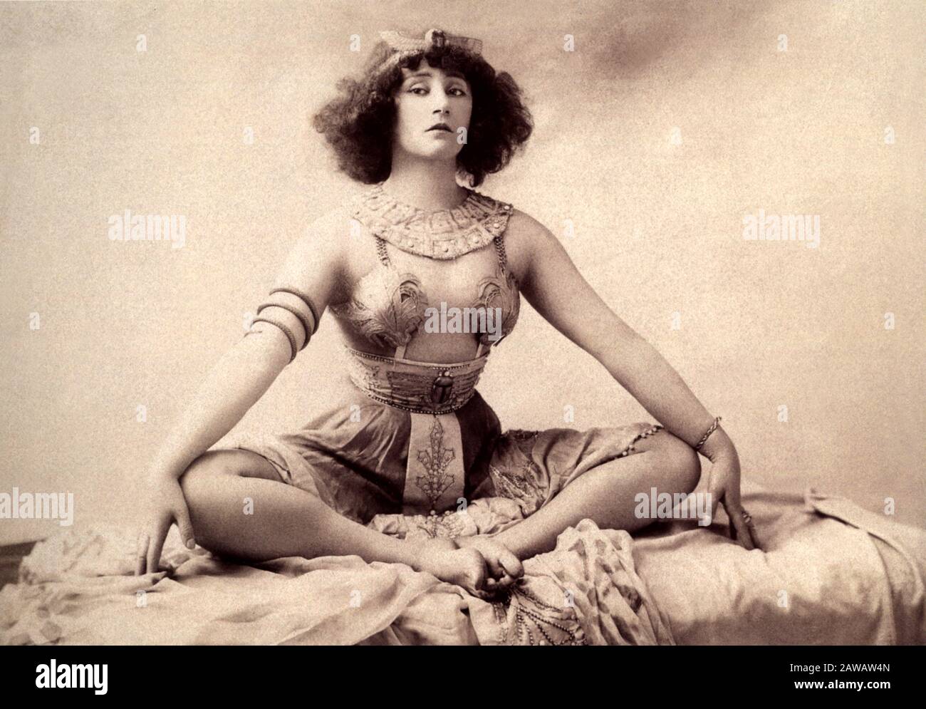 1907, FRANKREICH: Die französische Schriftstellerin COLETTE Willys ( geborene Sidonie Gabrielle Colette - saint-sauveur-en-Puisaye, Yonne 1873 - Paris 1954 ). In Thi Stockfoto