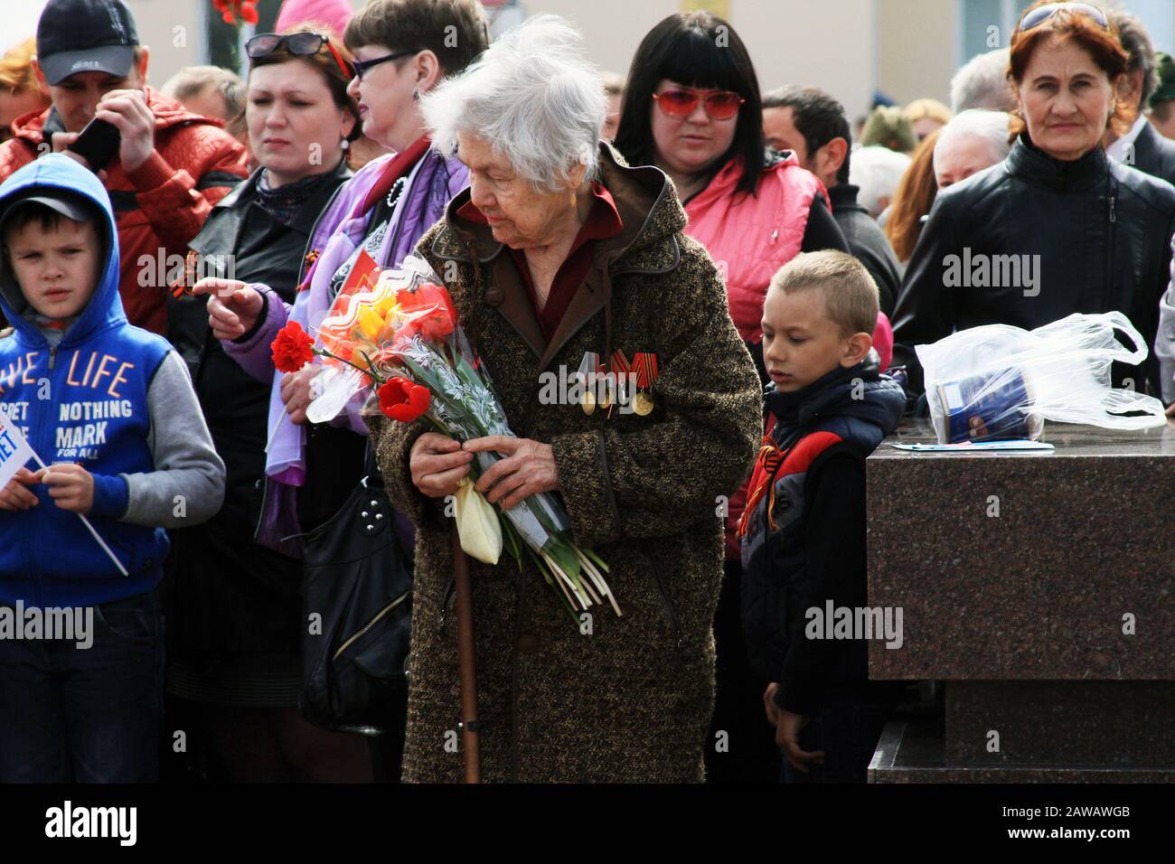 Togliatti, Russische Föderation. Mai 2015. Vor 70 Jahren war der Krieg mit dem NS-Regime beendet. Es war der grausamste Krieg in der Geschichte der Welt. Der 9. Mai ist der wichtigste Urlaub in Russland. Sie feiern den Sieg über den Nazi. Während des zweiten Weltkriegs verlor Russisch viele Menschen, Großmütter, Brüder und Schwestern. Wir erinnern uns immer an ihre Helden. Abgebildet: Der Kriegsveteran hält Blumen. Credit: Katrina Kochneva/ZUMA Wire/Alamy Live News Stockfoto