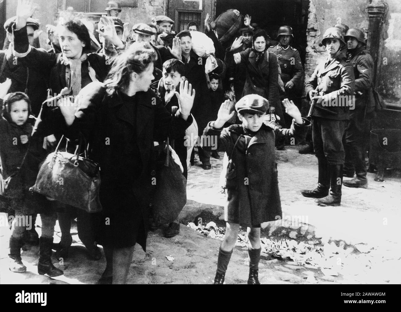1943, Warszawa (Warsav, Varsavia), Polska, Polen: Die meistgefeierte Fotobeschießung während der JÜDISCHEN Shoà Olocaust im GHETTO - OLOCAUSTO - E Stockfoto