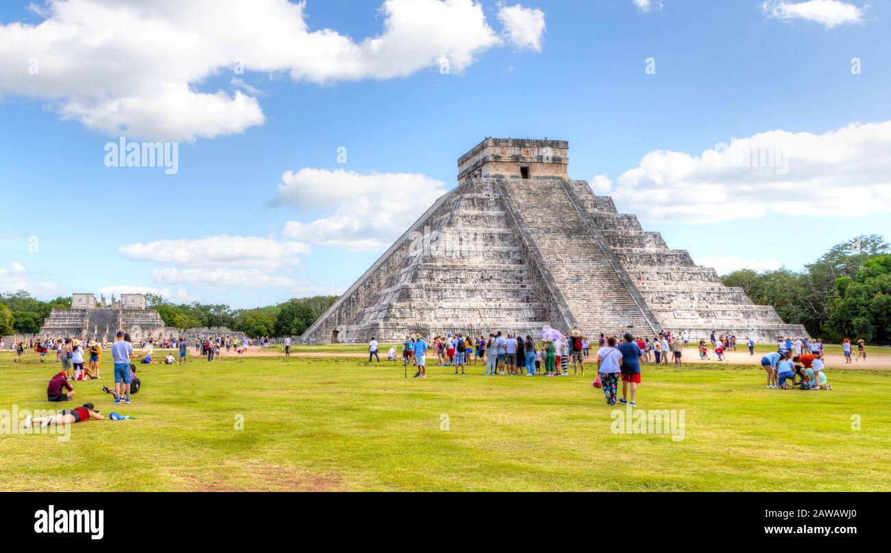 Panorama der alten Maya-Stadt Chichen Itza in Mexiko mit nicht erkennbaren Touristen rund um den Tempel der Kukulkan-Pyramide. Der jahrhundertealte rui Stockfoto