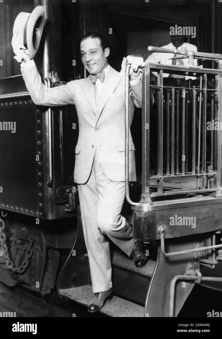 1926 , 20. juli, CHICAGO, USA: Der italienische Stummfilmschauspieler RUDOLPH VALENTINO (* um die Zeit von der Overland Limited in Chicago und Northw; † 1926) Stockfoto