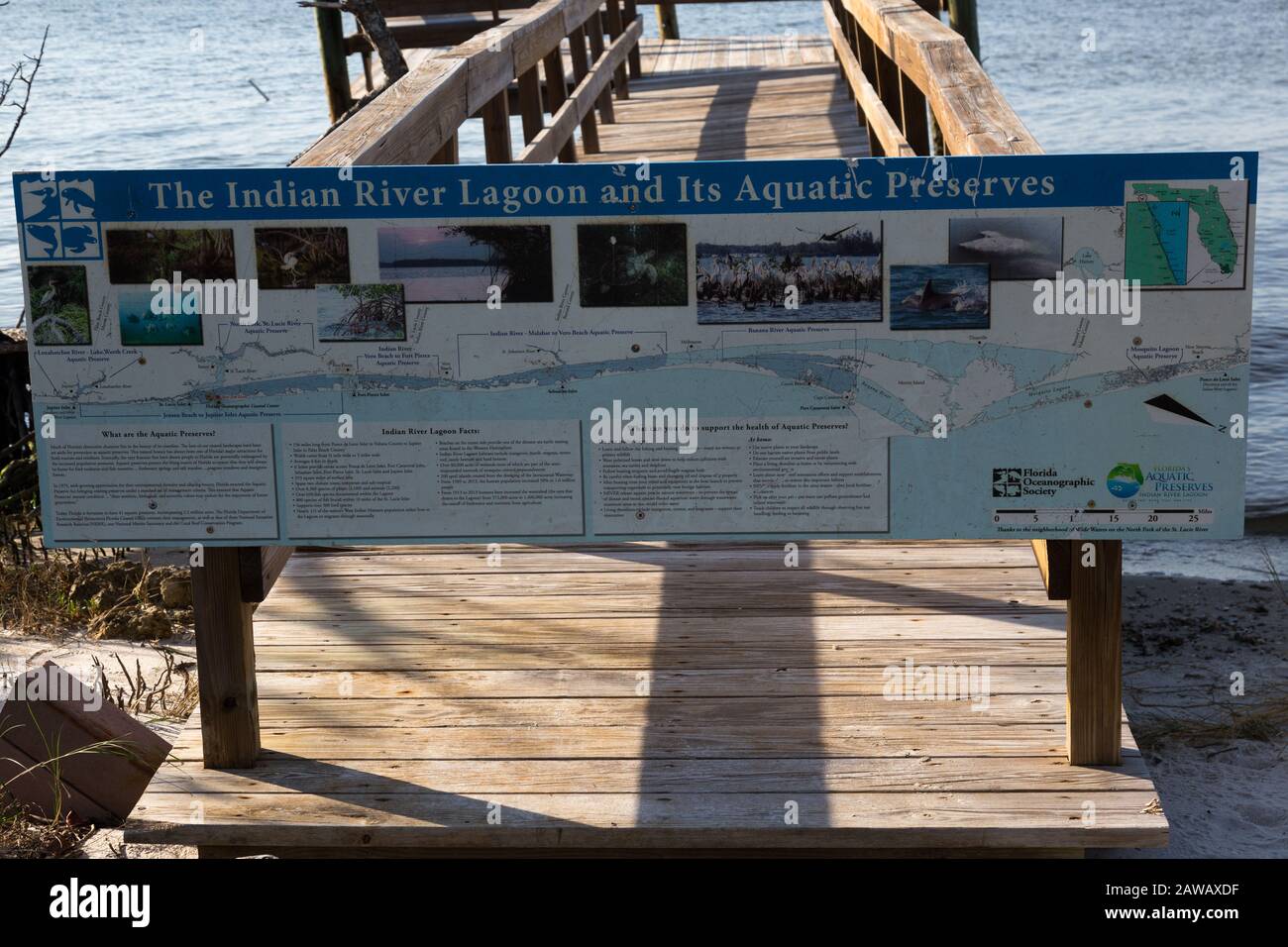 Ein Schild am Florida Oceanographic Coastal Center mit Informationen über die Indian River Lagoon und ihre Wasserkonserven. Stockfoto
