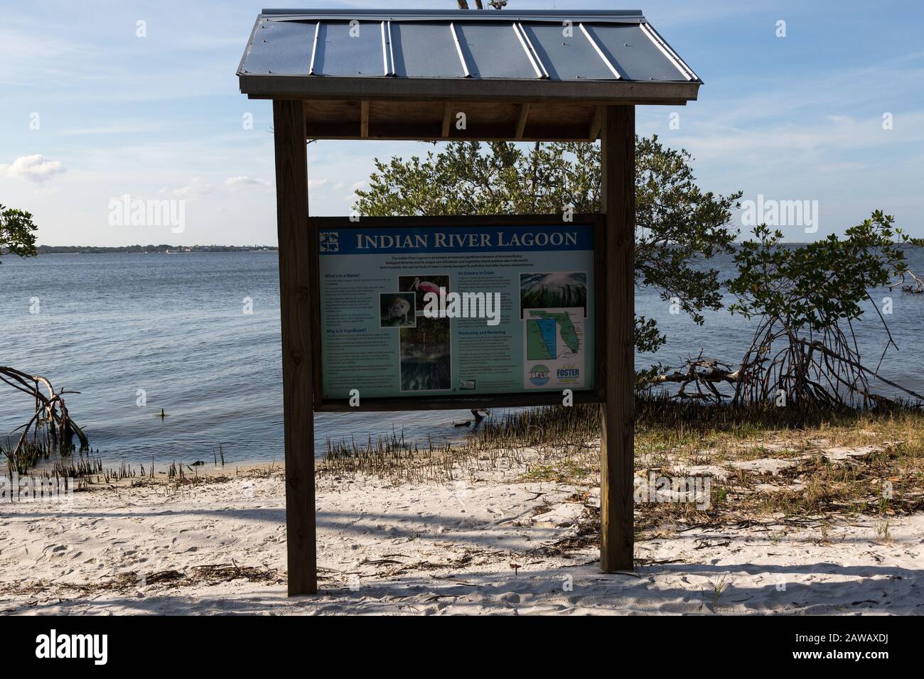Ein Schild am Florida Oceanographic Coastal Center mit Informationen über die Indian River Lagoon, die im Hintergrund zu sehen ist. Stockfoto