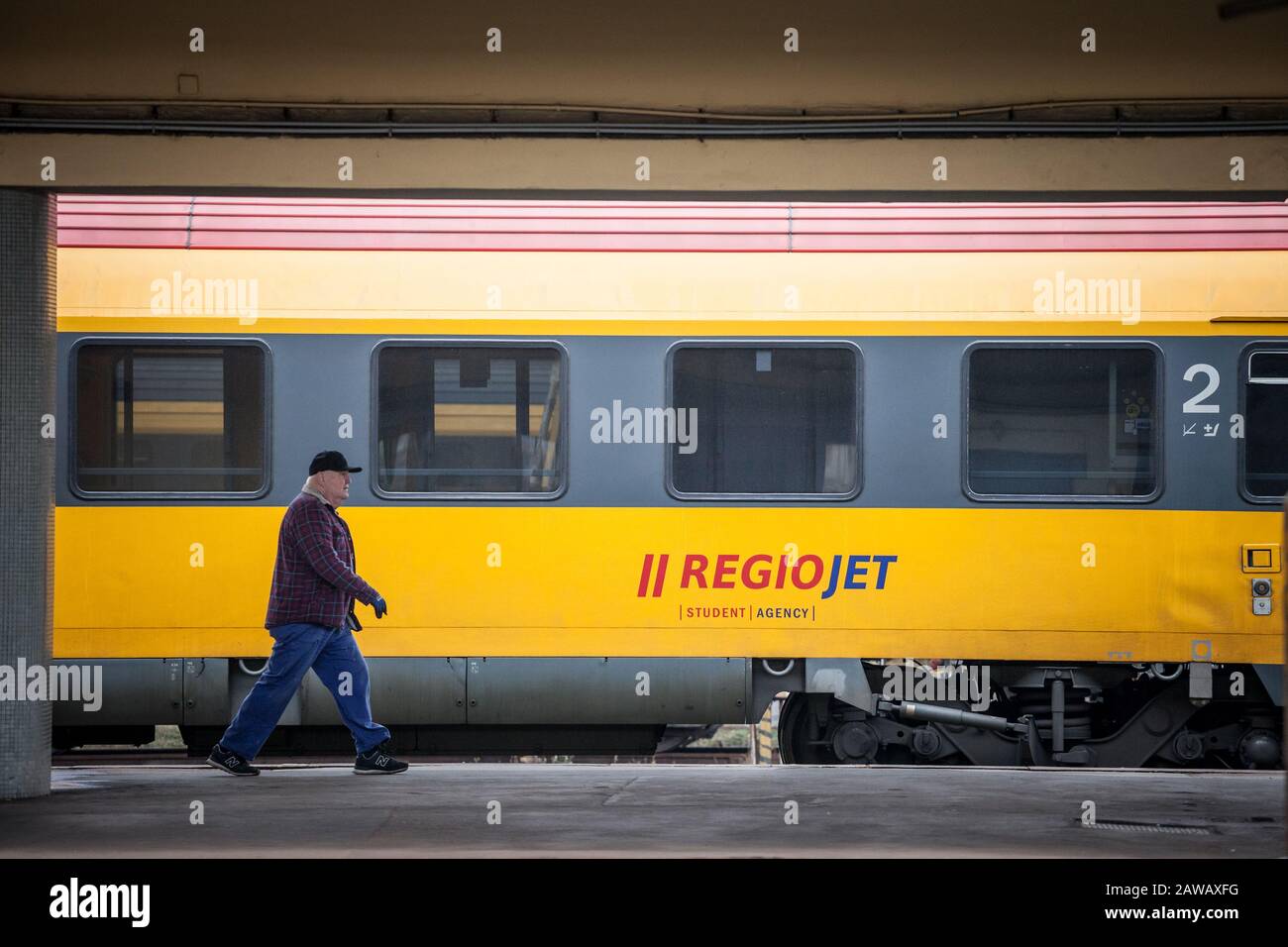 Prag, TSCHECHIEN - 2. NOVEMBER 2019: Mann, der vor einem Personenkraftwagen des Zuges, der zu Regiojet gehört, spazieren geht. Teil der Student Agency ist Regiojet ein Czec Stockfoto
