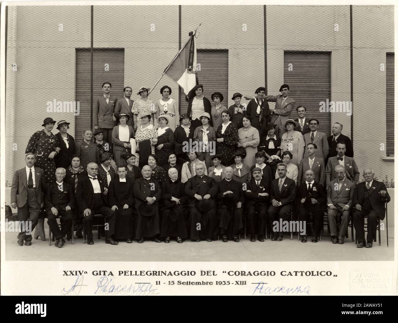 1935 , september , PIACENZA , ITALIEN : Die italienische katholische Verbandsgruppe CORAGGIO CATTOLICO ( Katholischer Mut ) aus Genua auf einer Reise im Schlepptau Stockfoto