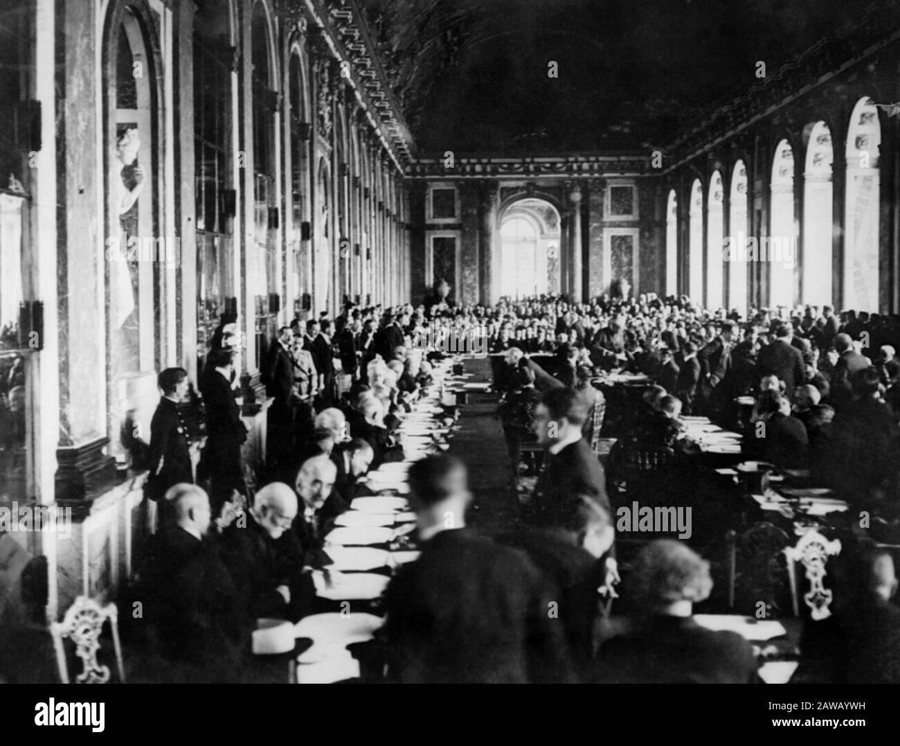 Frankreich: Die Unterzeichnung des Friedensvertrages von Versailles im Spiegelsaal am 28. Juni, am Ende des ersten Weltkriegs. - FRIEDENSSCHLUSS Stockfoto