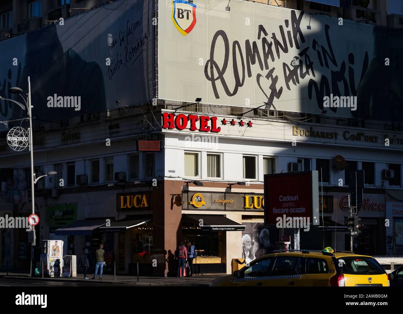 Bukarest, Rumänien - 22. Dezember 2019: An der Fassade des Bucharest Comfort Suites Hotel in Bukarest, Romani, ist ein Rotes Logo Mit Fünf Sternen zu sehen Stockfoto