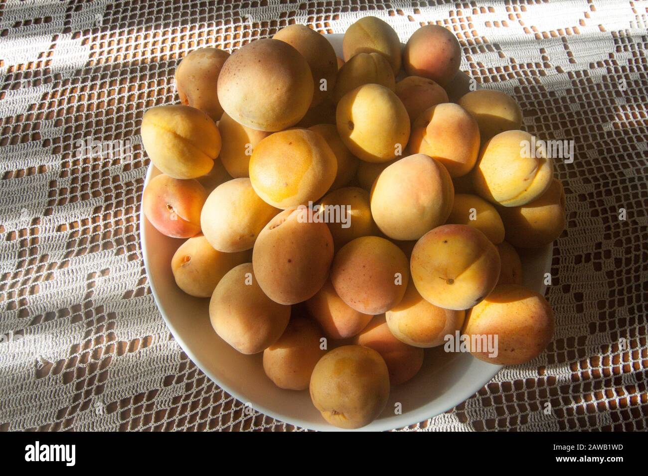 Frische Pfirsiche auf einem Tischmittelstück Stockfoto