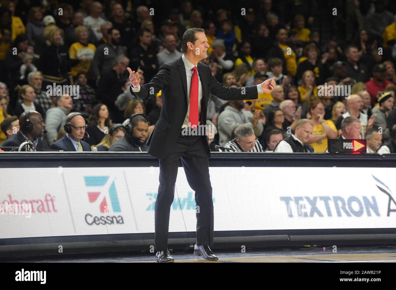 Wichita, Kansas, USA. Februar 2020. Cincinnati Bearcats Cheftrainer John Brannen stellt einen Anruf während des NCAA-Basketballspiels zwischen den Cincinnati Bearcats und den Wichita State Shockers in der Charles Koch Arena in Wichita, Kansas, in Frage. Kendall Shaw/CSM/Alamy Live News Stockfoto