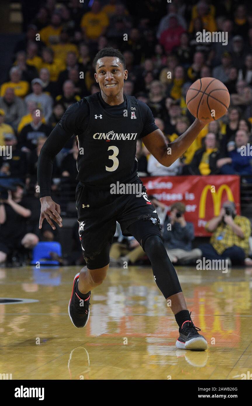 Wichita, Kansas, USA. Februar 2020. Cincinnati Bearcats Guard Mika Adams-Woods (3) übernimmt den Ball während des NCAA-Basketballspiels zwischen den Cincinnati Bearcats und den Wichita State Shockers in der Charles Koch Arena in Wichita, Kansas. Kendall Shaw/CSM/Alamy Live News Stockfoto