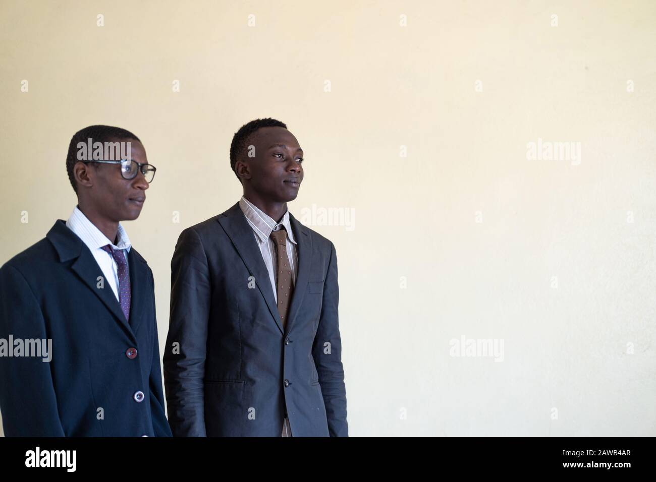 Ein paar Echte afrikanische Geschäftsleute mit Anzügen, Brille und Krawatten Stockfoto