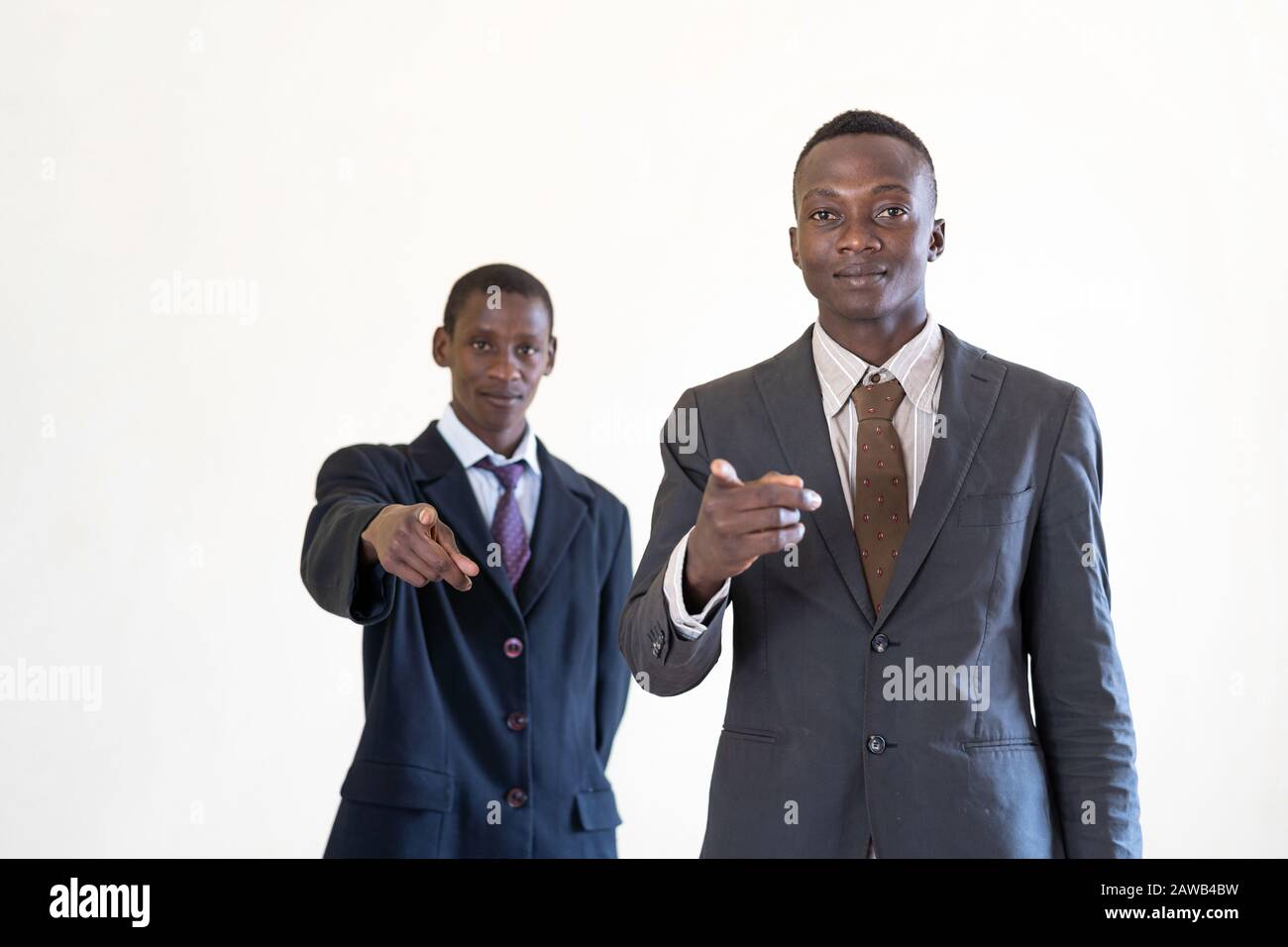 Afrikanischer stehender Geschäftsleute, der studiert und denkt, konzentrierte sich Stockfoto