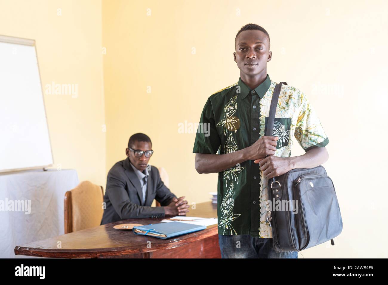 Afrikanische Studenten bewerben sich im Hintertreffen um einen Job bei einem Geschäftsmann Stockfoto