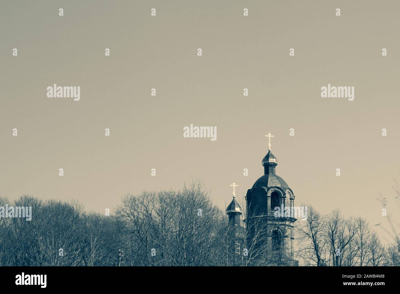 Schöner alter Kirchturm mit dem Kreuz auf dem Hügel. Kapelle im Wald Stockfoto