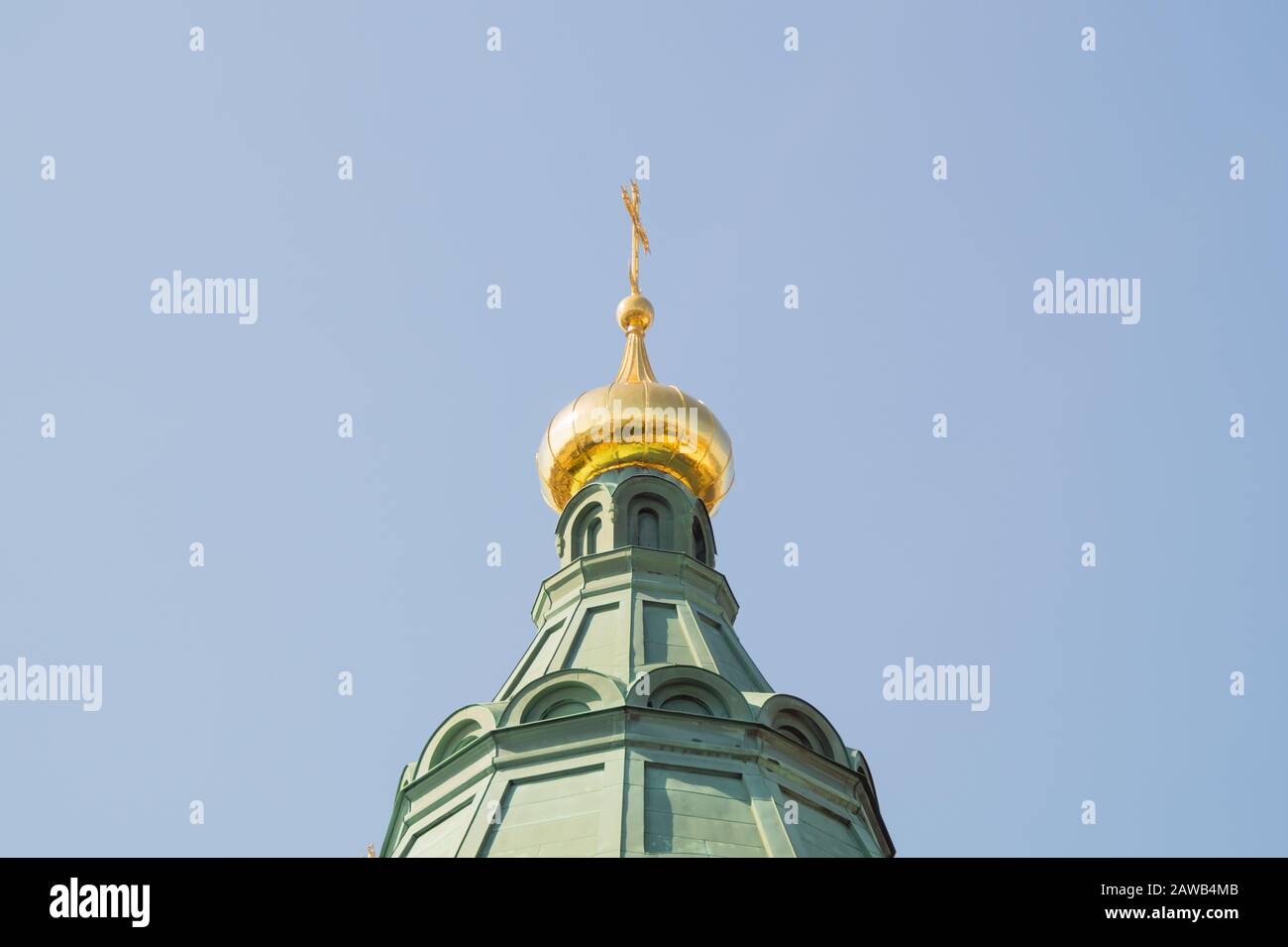 Schöner alter Kirchturm mit Kreuzhintergrund Stockfoto