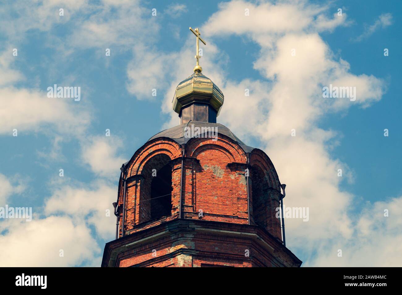Schöner alter Kirchturm mit Kreuzhintergrund Stockfoto