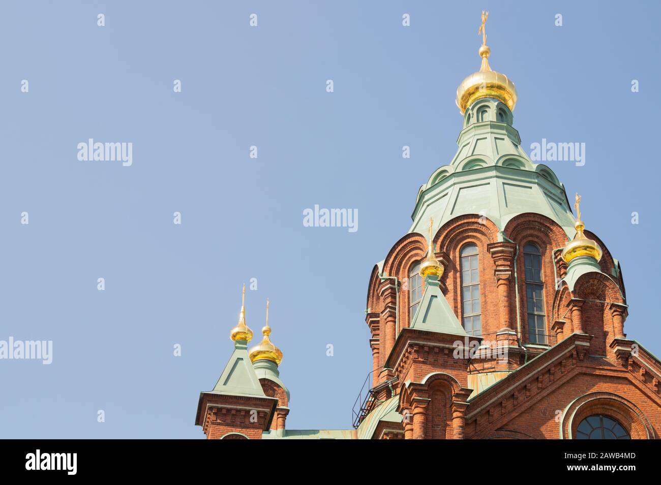 Schöner alter Kirchturm mit Kreuzhintergrund Stockfoto