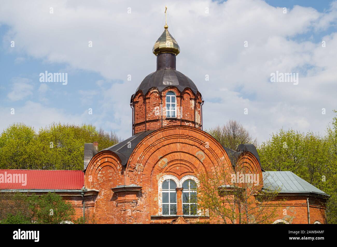 Schöner alter Kirchturm mit Kreuzhintergrund Stockfoto