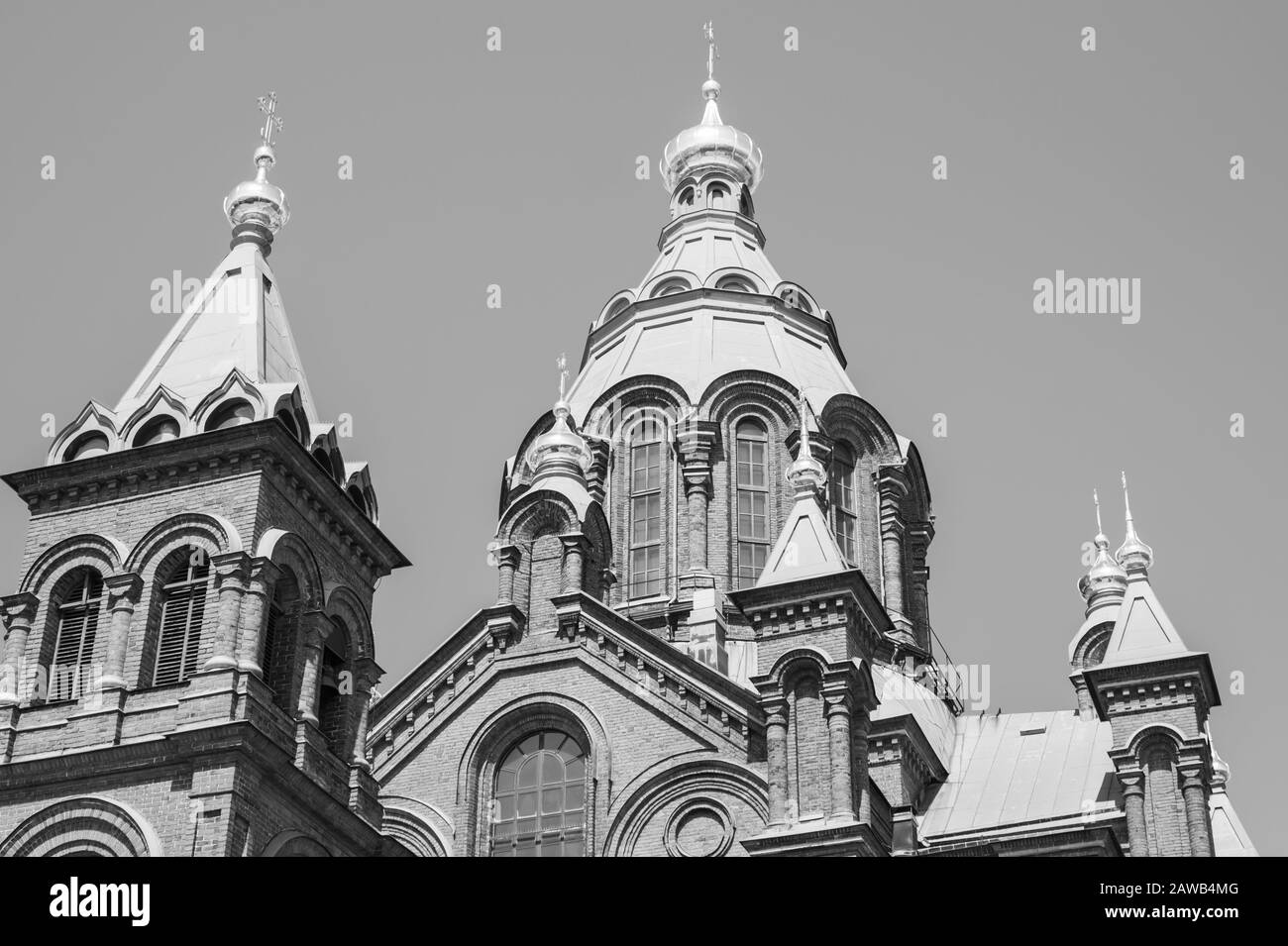 Schöner alter Kirchturm mit Kreuzhintergrund Stockfoto