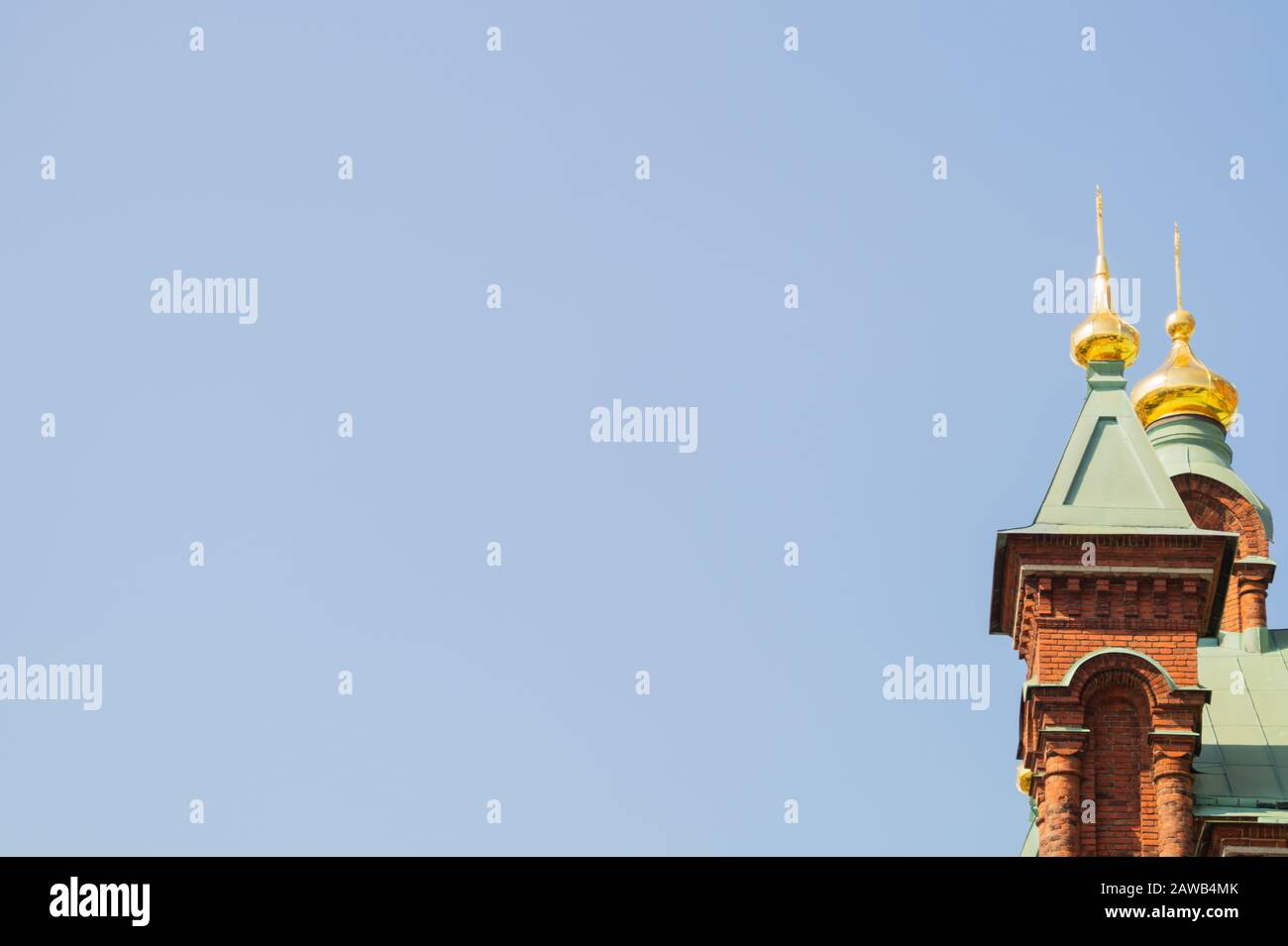 Schöner alter Kirchturm mit Kreuzhintergrund Stockfoto