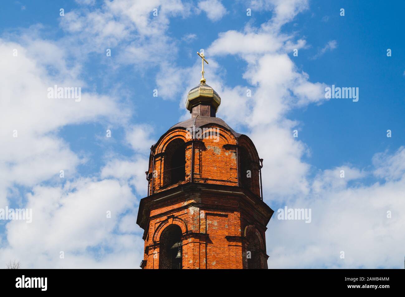 Schöner alter Kirchturm mit Kreuzhintergrund Stockfoto