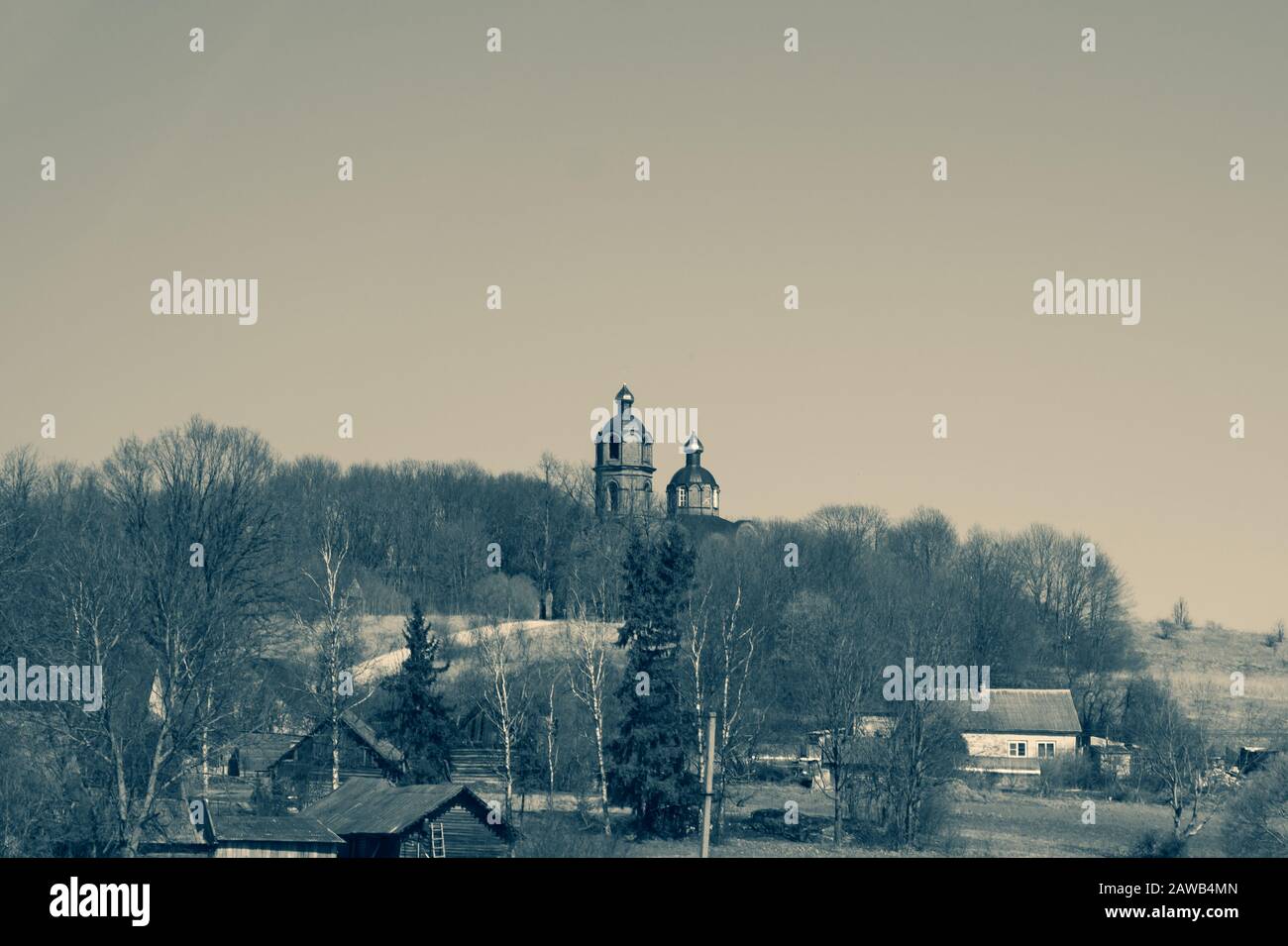 Schöner alter Kirchturm mit dem Kreuz auf dem Hügel. Kapelle im Wald Stockfoto