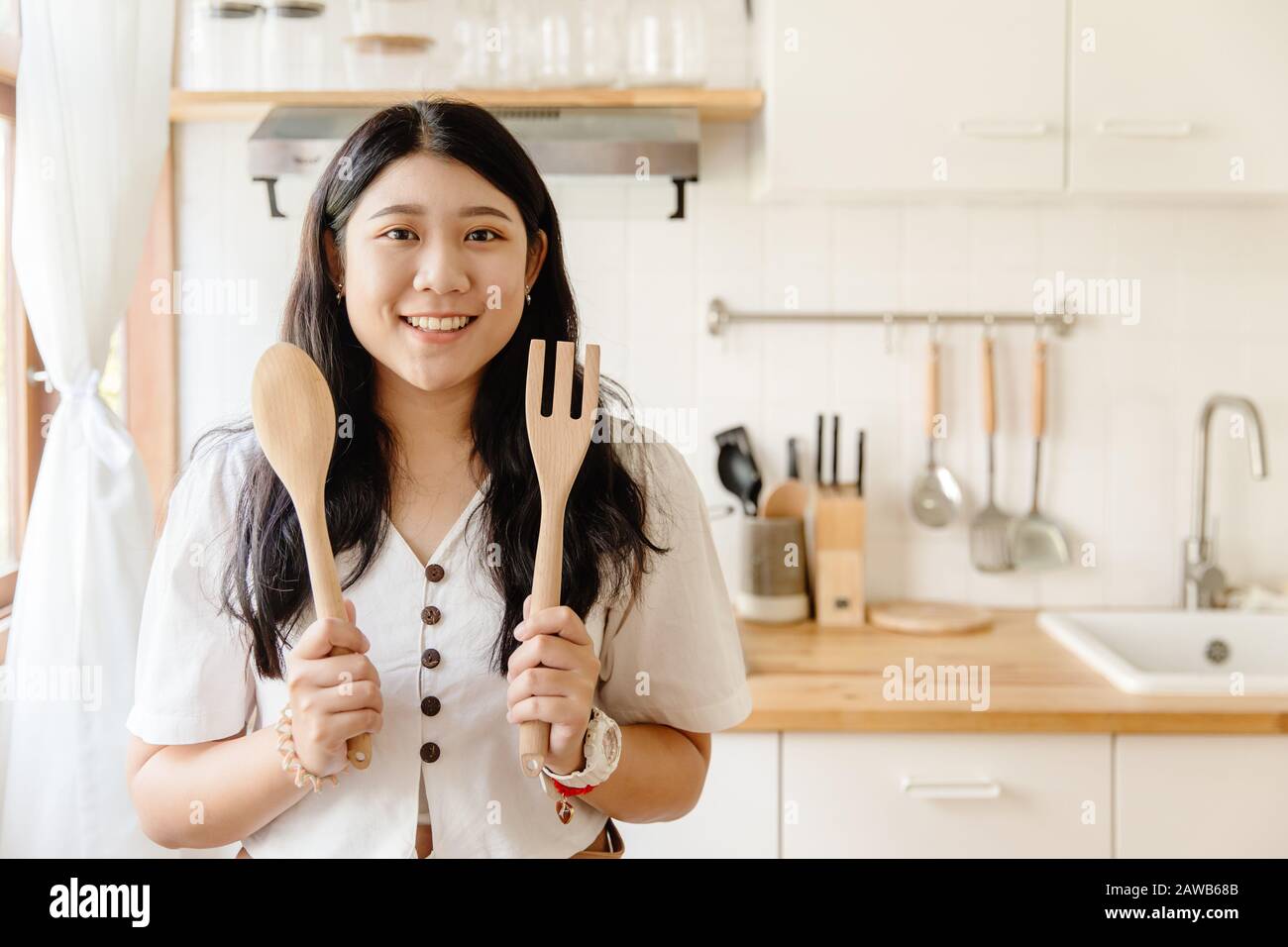 Mädchen Teenager niedliche Magd Frau lächelt Kochen in der glücklichen Küche Heim Konzept Stockfoto