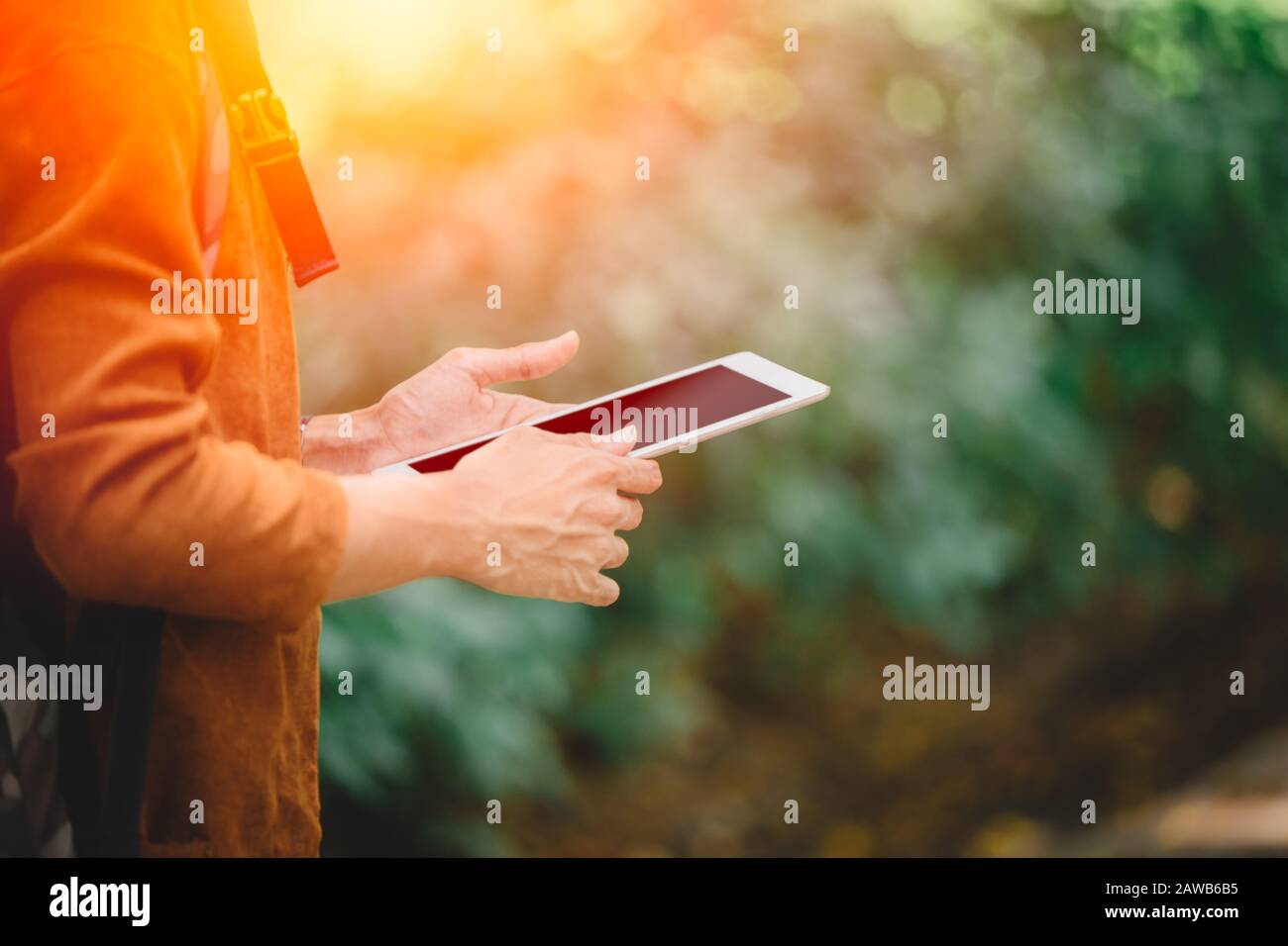 Menschen halten das Tablet im Freien an der Suche oder am Navigator mit Platz für Text. Stockfoto