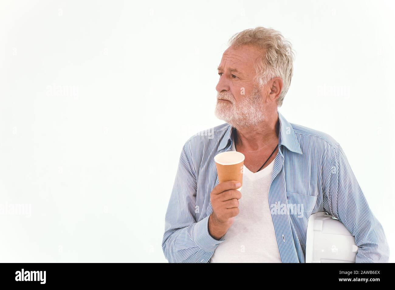 Alter Mann amerikanischer kaukasischer Arbeiter Hand hält Papier Kaffeetasse mit legeren Entspannungskleidung isoliert auf weißem Hintergrund. Techniker Denken Stockfoto