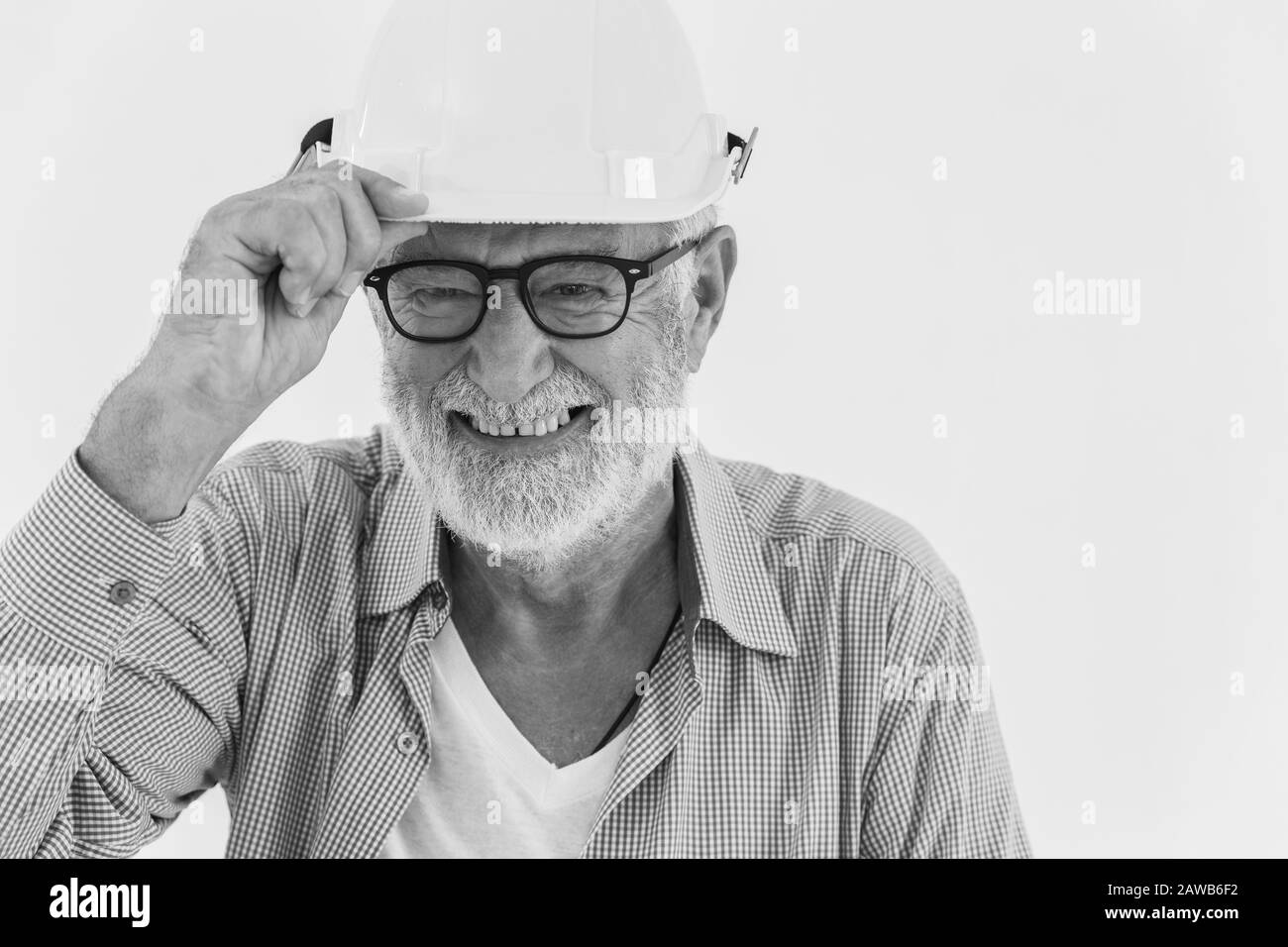 Fröhliches professionelles gesundes älteres Arbeiterporträt des lächelnden Senior Engineer Work man schwarz-weiß monoton Stockfoto