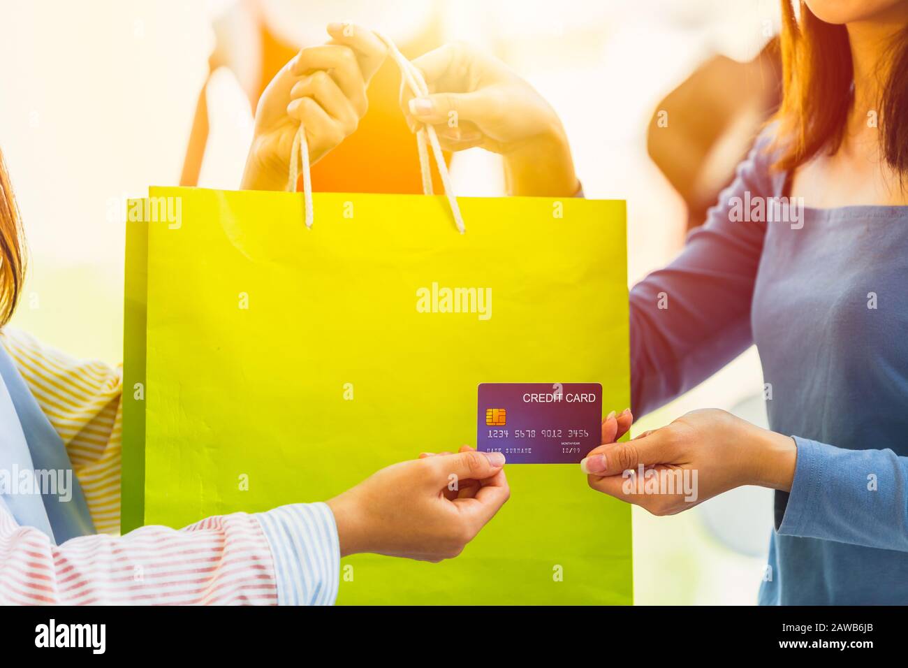 Mädchen Teen Schoping Zahlung bargeldlos mit Kreditkarte Shop Eigentümer akzeptiert Stockfoto