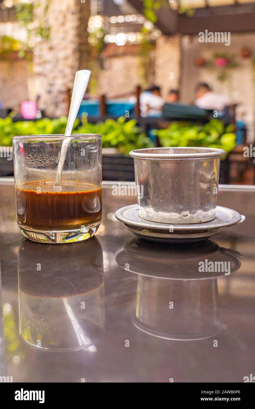 Vietnamesischer Kaffee mit Tropffilter - Ca Phe Sua Stockfoto
