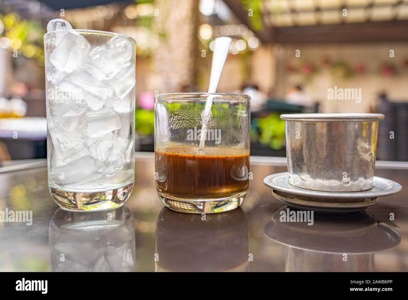 Vietnam stylt Kaffee und Tropffilter - Ca Phe Sua Stockfoto