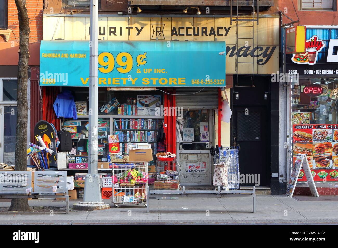 Schaufenster eines 99Cent Variety Store im spanischen Harlem, New York, New York. Stockfoto