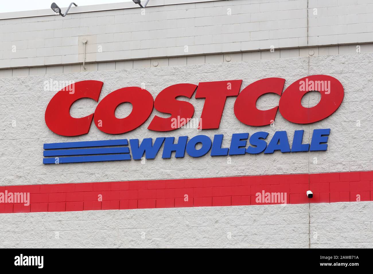 Ein Costco Wholesale Logo auf ihrem Lagerhaus in der Staten Island Mall, New York, New York. Stockfoto