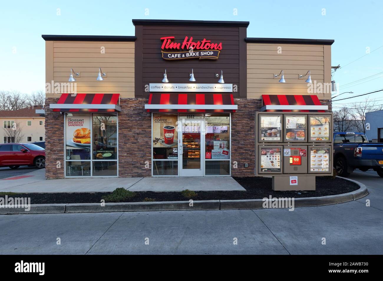 Tim Hortons, 1562 Hylan Boulevard, Staten Island, New York. NYC Schaufenster Foto einer Drive-Thru-Kette Donut Bake Shop in Dongan Hills Stockfoto