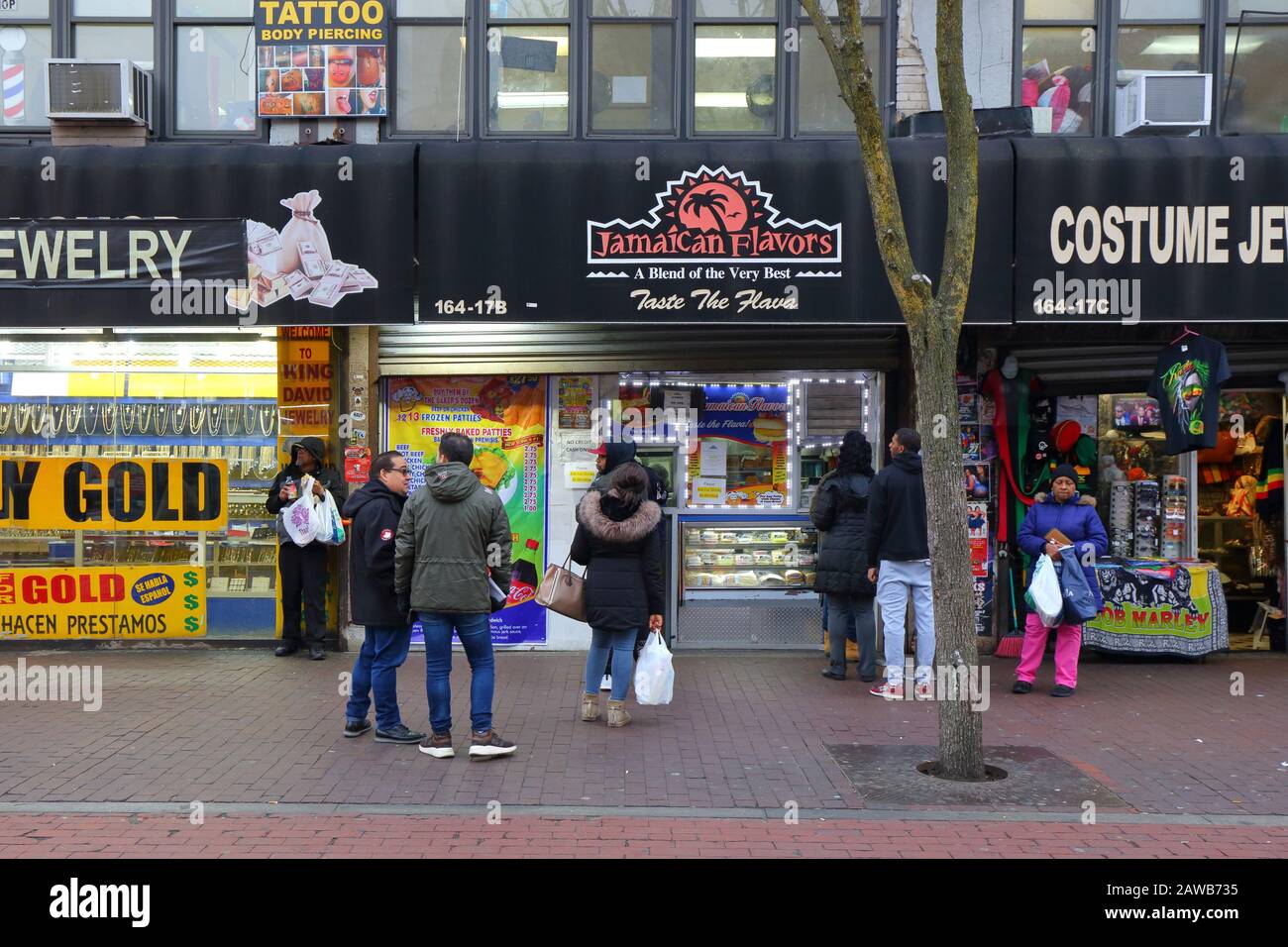 Jamaican Flavors, 164-17 Jamaica Ave, Queens, New York. NYC-Schaufensterfoto eines Patty-Shops in der Jamaica Colosseum Mall. Stockfoto