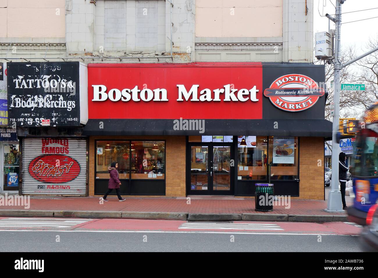 Boston Market, 165-02 Jamaica Avenue, Queens, New York. NYC Schaufensterfoto eines Fast Food Rotisserie Chicken Restaurants in der Jamaika Nachbarschaft. Stockfoto