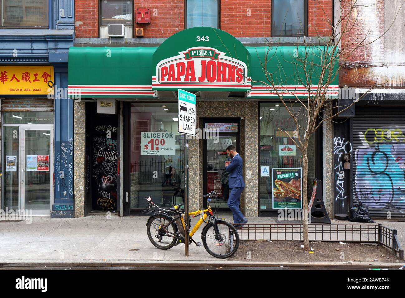 Papa John's Pizza, 343 Grand Street, New York, NYC Schaufenster Foto eines Filialladens in der Lower East Side von Manhattan Stockfoto