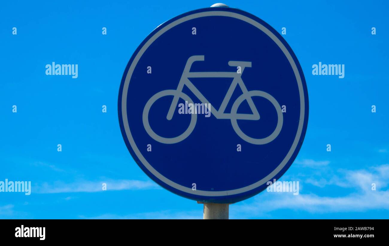Ein blaues Schild mit einem Fahrradweg. Stockfoto