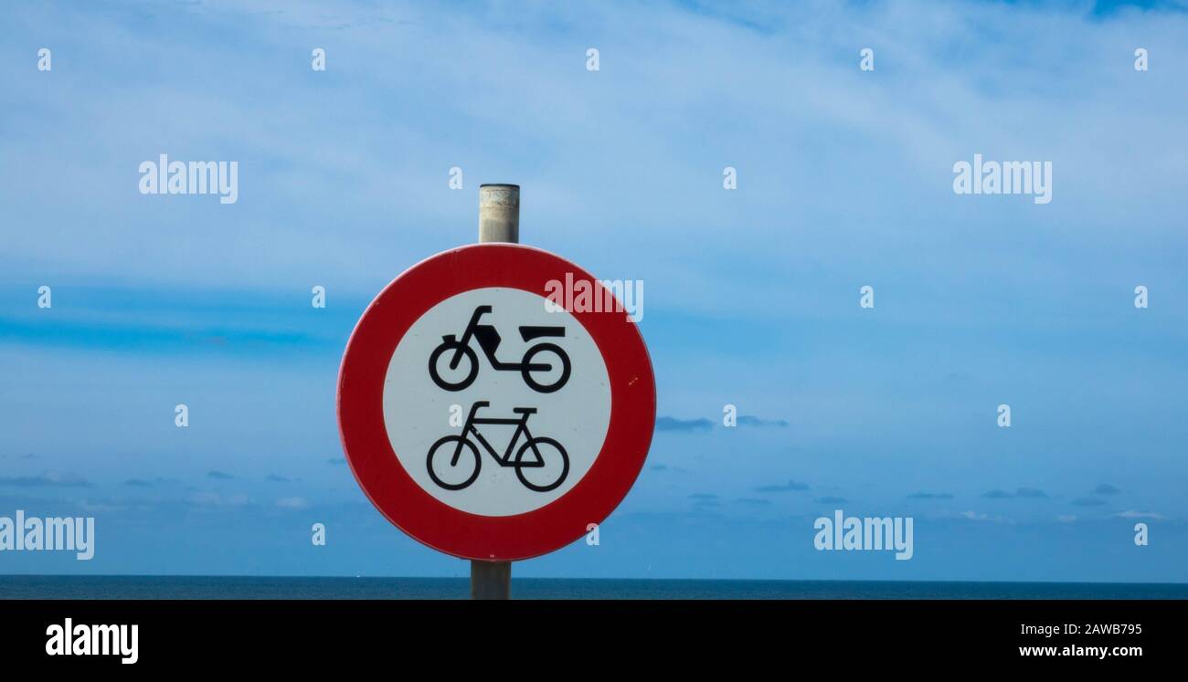 Holländisches Straßenschild: Kein Zugang für Fahrräder und Kleinkrafträder Stockfoto