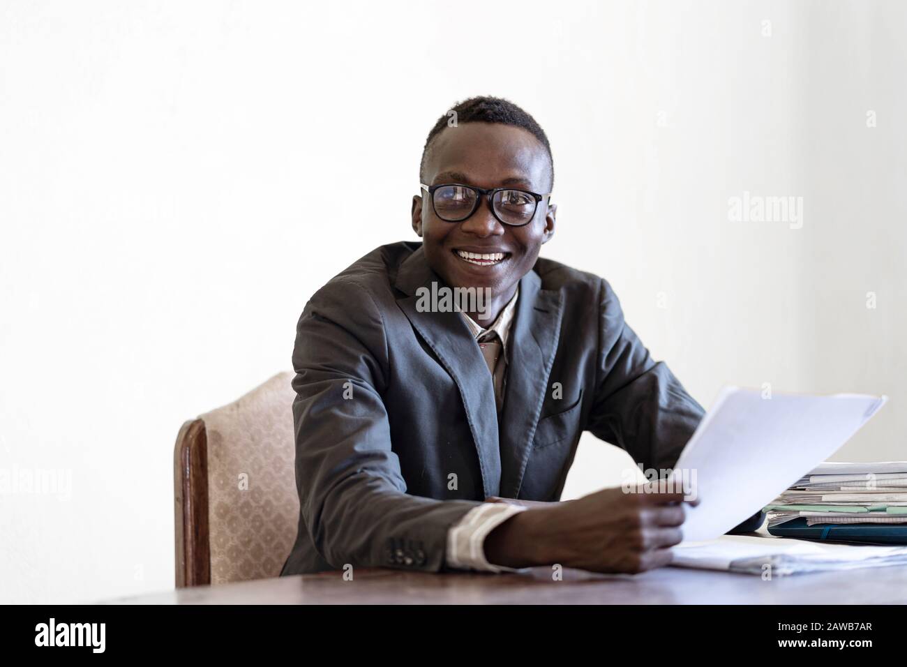 Der tatsächliche glückliche Business man, der CEO arbeitet, sieht konzentriert aus Stockfoto